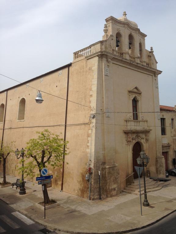 Le Tre Rose Di Mary Apartamento Avola Exterior foto